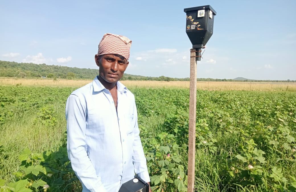 SLTP partner Satpuda Foundation is helping farmers adopt a new LED light deterrent system to prevent crop depredation by wildlife in Silari Village of Pench Tiger Reserve